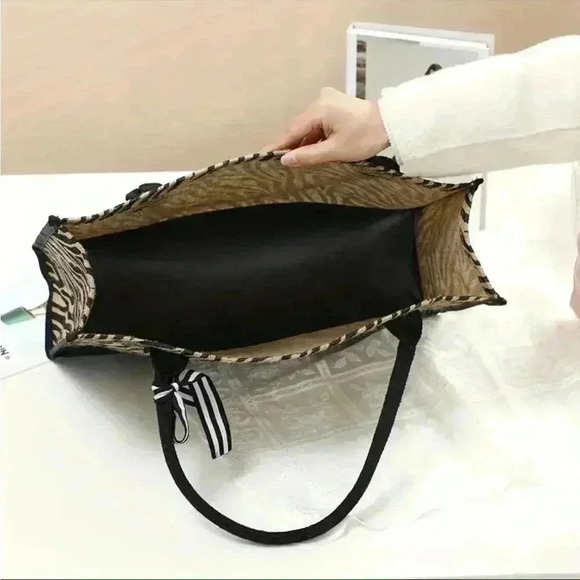 Chic Leopard Print Canvas Tote Bag - Picture 4 of 6